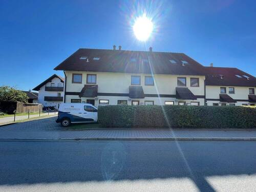 Hausansicht Vorderseite.JPEG - 2-Zimmer-Wohnung in Salzweg – renovierungsbedürftig mit Terrasse & Stellplatz