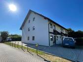 Hausansicht inkl. Zufahrt zu Parkplätzen.JPEG - 2 Zimmer Etagenwohnung zum Kaufen in Salzweg