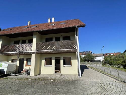Hausansicht Rückseite.JPEG - 2 Zimmer Etagenwohnung in Salzweg