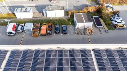 ... direkt an der Halle - 