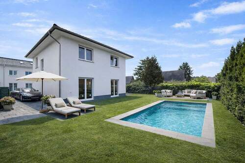 Ansicht Beispiel mit Pool - 4 Zimmer Einfamilienhaus in Berlin