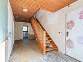 Eingangsbereich mit Treppenaufgang - 