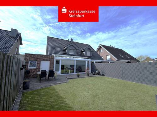 Rückwärtige Ansicht - Lichtdurchflutetes Wohnen mit Kamin und Wintergarten