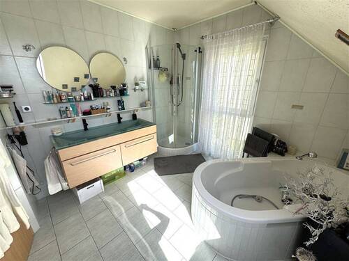 großes Bad mit zwei Fenster und Doppelwaschbecken - 