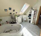 Bad mit Badewanne, Dusche und WC - 