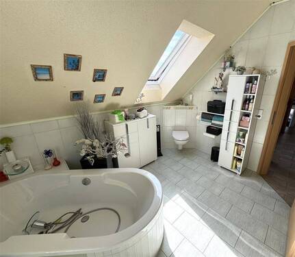 Bad mit Badewanne, Dusche und WC - 