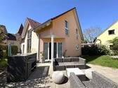 Blick auf die Terrasse - Südostseite - Lichtdurchflutetes Einfamilienhaus mit moderner Ausstattung und idyllischem Garten