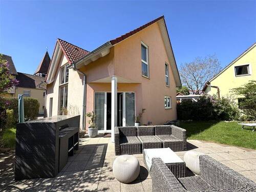 Blick auf die Terrasse - Südostseite - Lichtdurchflutetes Einfamilienhaus mit moderner Ausstattung und idyllischem Garten