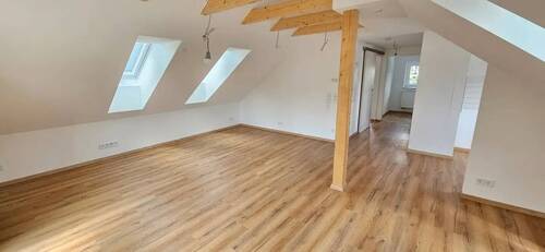 Ess-/ Wohnbereich - Renovierte, attraktive 2-Zimmer-Wohnung im Dachgeschoss mit Gartenanteil in guter Wohnlage Ambergs