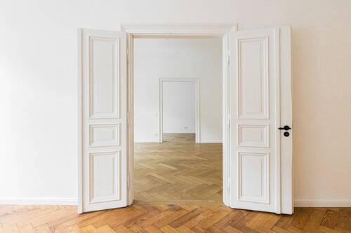 Durchgang mit Flügeltüren - 4 Zimmer Etagenwohnung zum Kaufen in Leipzig