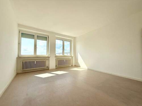 Großer Essbereich bald mit Zugang Südwestbalkon - Wenn Träume wahr werden! Große 2,5-Zimmer-Wohnung mit Sonnenbalkon zum Wohlfühlen, neue Böden & Bad!