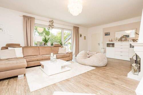 Wohnzimmer mit Zugang zur Dachterrasse - 