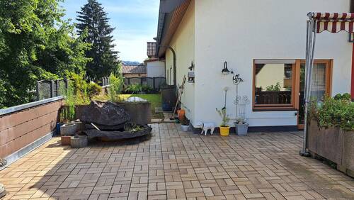 Freisitz und Grünfläche im Obergeschoss - 