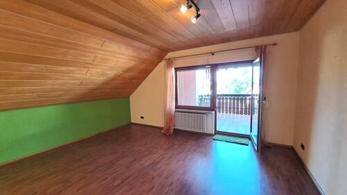 Kinderzimmer im Dachgeschoss mit Balkonzugang - 