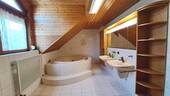 großes Badezimmer im Dachgeschoss - 