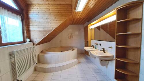 großes Badezimmer im Dachgeschoss - 