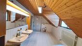 großes Badezimmer im Dachgeschoss - 