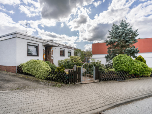 Ansicht von der Straße - Wiesbaden-Naurod - Einfamilienhaus in traumhafter Feldrandlage