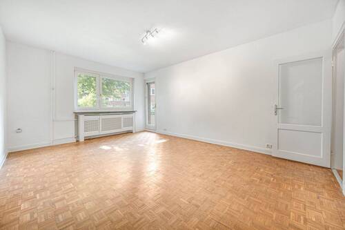 Wohnbereich mit Balkonzugang - 3 Zimmer Etagenwohnung in Hamburg