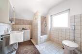GERÄUMIGES BADEZIMMER - 