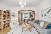 LICHTDURCHFLUTETES WOHNZIMMER (visualisiert) - 7 Zimmer Einfamilienhaus in Oberursel (Taunus)