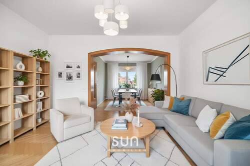 LICHTDURCHFLUTETES WOHNZIMMER (visualisiert) - 7 Zimmer Einfamilienhaus in Oberursel (Taunus)