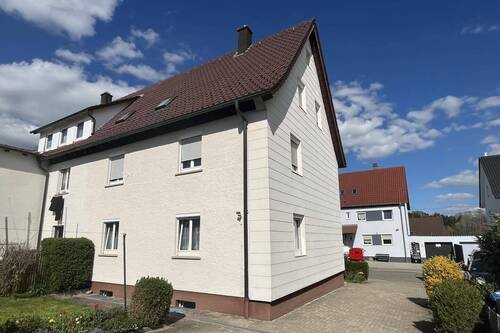 Rück-/Seitenansicht - 9 Zimmer Doppelhaushälfte in Trossingen