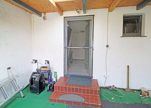 Eingangstür in der überdachten Terrasse - 3 Zimmer Reihenmittelhaus zum Kaufen in Wahlstedt