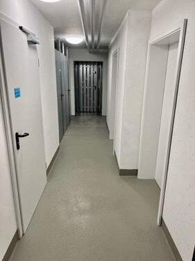 Flur im Keller zu den Kellerabteilen - 