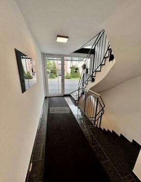 Treppenhaus EG mit Treppenabgang zum KG - 4 Zimmer Etagenwohnung in Bergkirchen