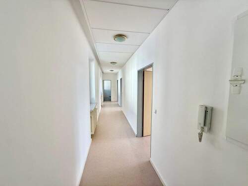 Einladender Flur mit Stellflächen vor Renovierung - 