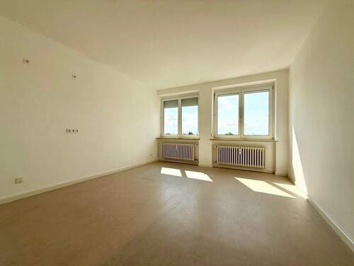 Geräumiger und heller Wohnbereich vor Renovierung - 