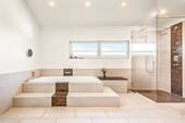 großes Bad mit Dusche & Badewanne (DG) - 