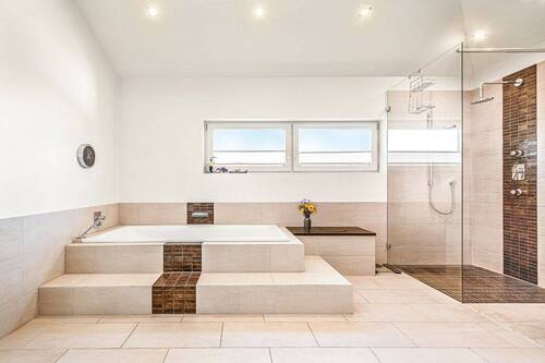 großes Bad mit Dusche & Badewanne (DG) - 
