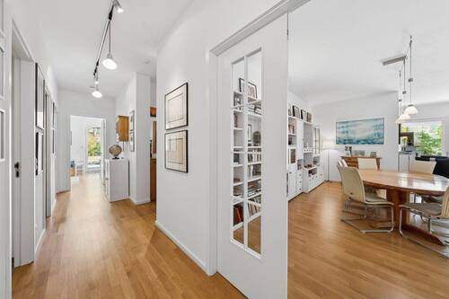 Flur mit Blick in den Wohn- Essbereich - 