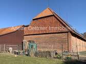 Scheune mit Aufbau der PV-Anlage und Freigehege für Haustiere - 