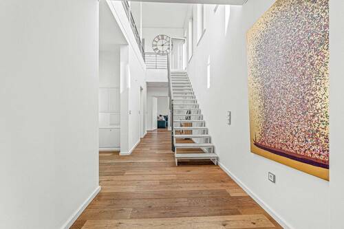 Flur mit Treppe - 8 Zimmer Etagenwohnung zum Kaufen in Berlin