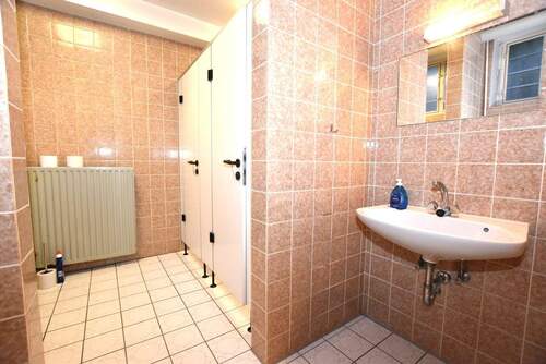 2 Herren-WCs plus Urinal.JPG - 