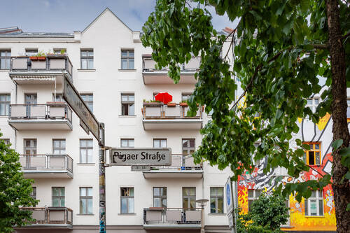 Rigaer Straße - Samariter-Kiez: Südausrichtung, Balkon, sanierter Altbau. Attraktive und vermietete Wohnung.