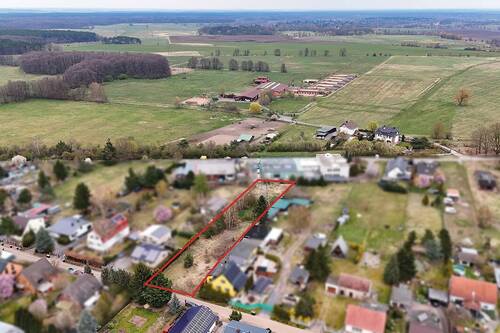 Luftaufnahme - Unbebautes Grundstück innerhalb einer Wohnsiedlung