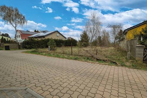 Straßenansicht mit Zufahrt - Grundstück in Oranienburg