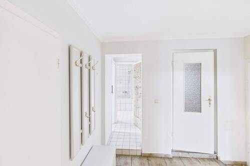 Diele Blick ins Bad EG - 