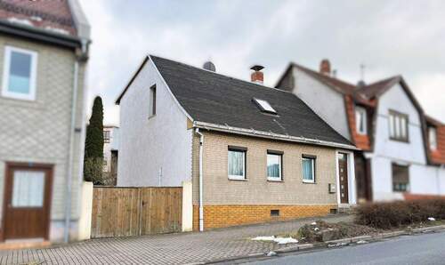 Hausfront - Zentral gelegenes Familienhaus mit großem Garten