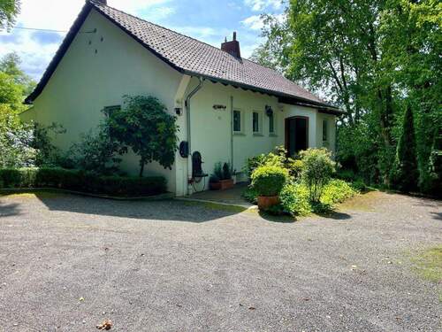 Ansicht Haus vom Hof.jpeg - *Einfamilienhaus in traumhafter Lage zur Miete*