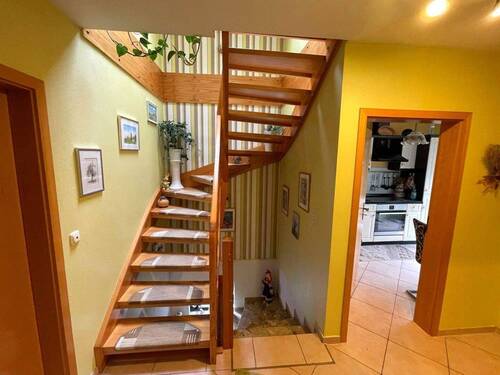 Treppe ins Obergeschoss - 