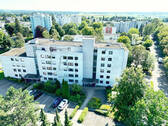 Drohnenbild - 3,5-Zimmer-Erdgeschosswohnung mit Südwest-Loggia und Tiefgaragenstellplatz