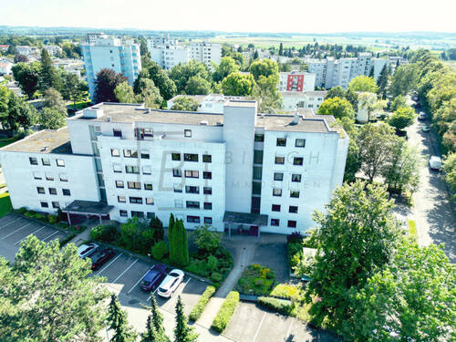 Drohnenbild - 3,5-Zimmer-Erdgeschosswohnung mit Südwest-Loggia und Tiefgaragenstellplatz