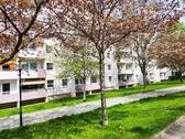 Hausansicht - 3-Raum-Wohnung mit Balkon und Blick ins Grüne