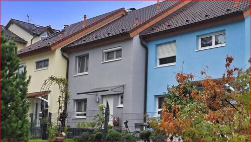 Hausansicht - Eingangssteite - Gepflegtes 1 Familien-Reihenmittelhaus in Straubenhardt
