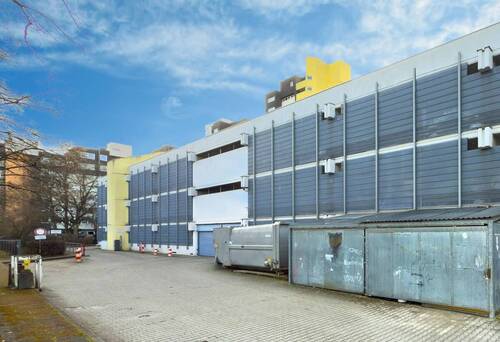 Aussenansicht - Drei abschließbare Einzelgaragenboxen im Parkhaus